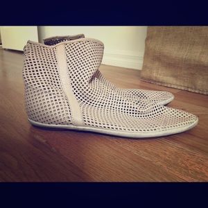 Sanuk Ltd Edition Perforated Leather Booties Sz 8